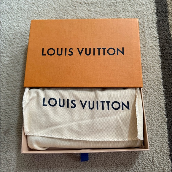 Louis Vuitton Sarah Wallet - Picture 9 of 9